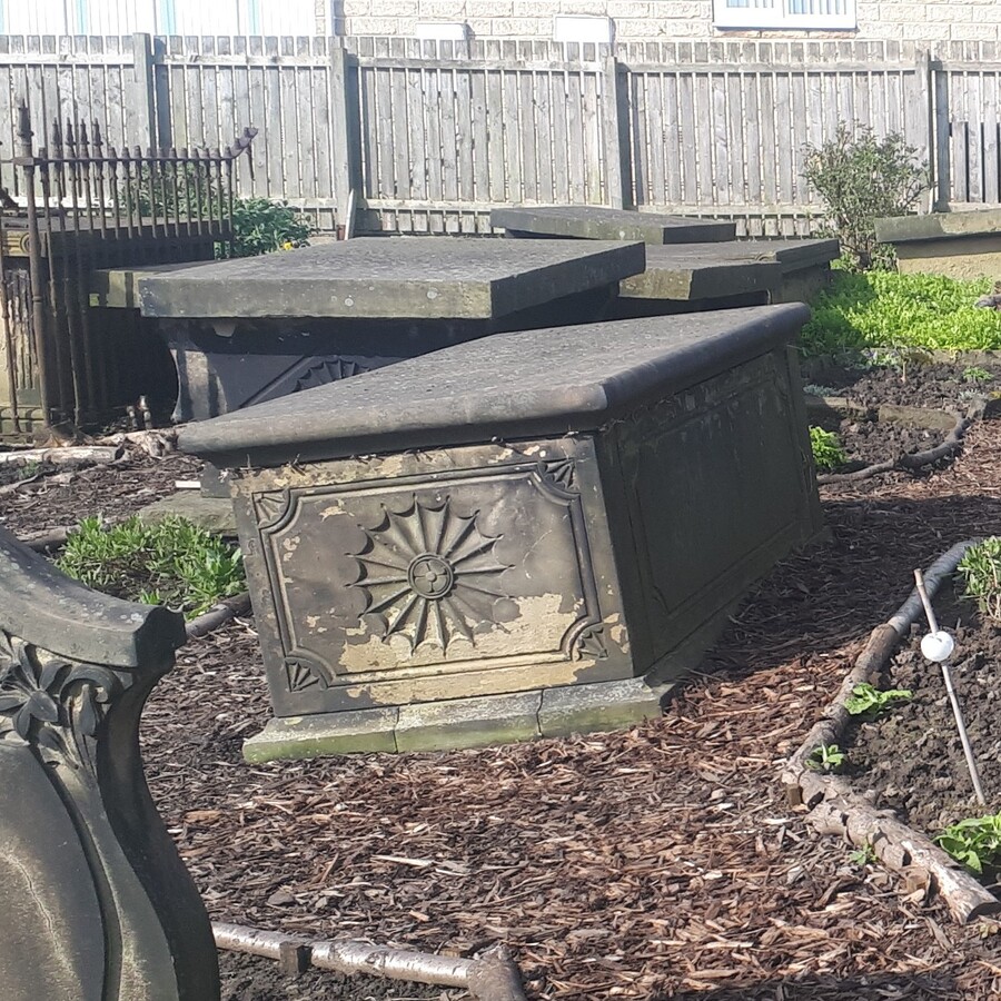 Leaning box grave